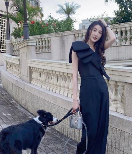 蔡文静|林夏薇跟爱犬在山顶豪宅天台扎营，欣赏维港夜景，相当悠闲