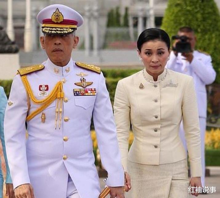 玛哈·哇集拉隆功|20岁提拉蓬校园照曝光，西装笔挺笑容阳光，帅气和妩媚切换自如