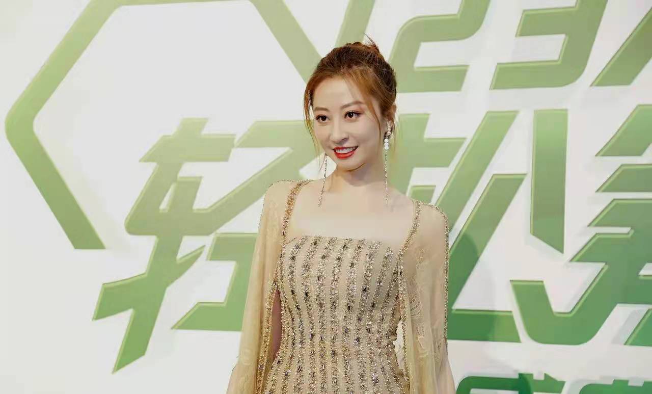 全球时尚号|31岁卫薇儿身材真好，穿抹胸礼服秀美腿，钻石配条纹显瘦又好看