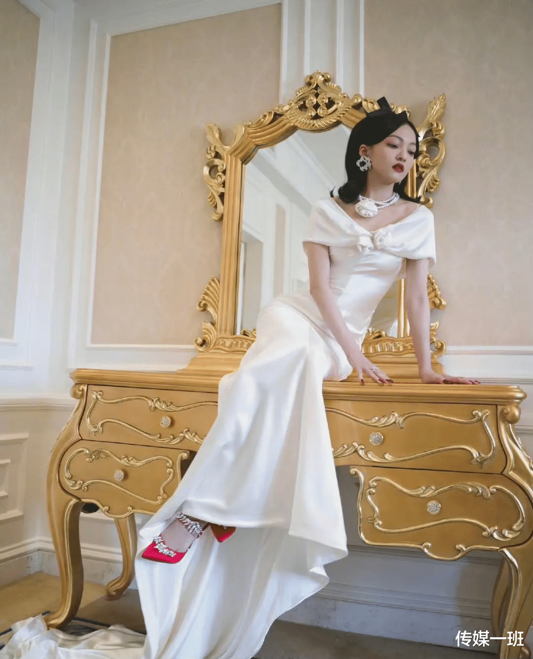 吴京|成龙电影周闭幕式：肖战穿白色中山服，张韶涵穿皮草，吴京经典款