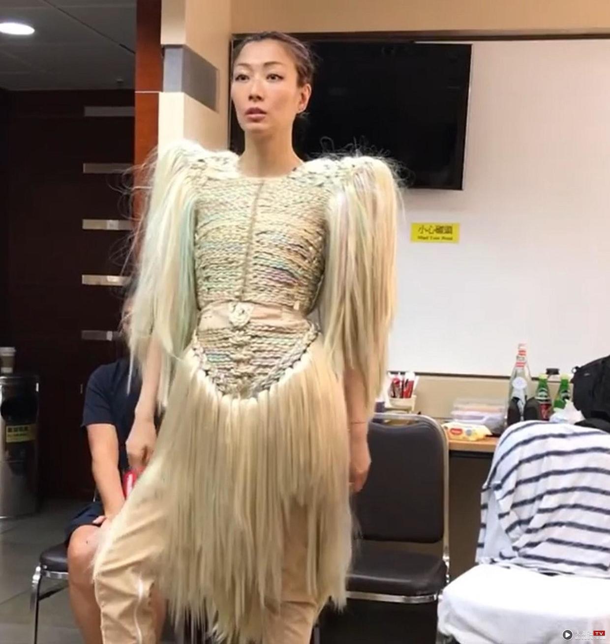 郑秀文|郑秀文公开破格演唱会,造型直呼「重口味」两粒水晶