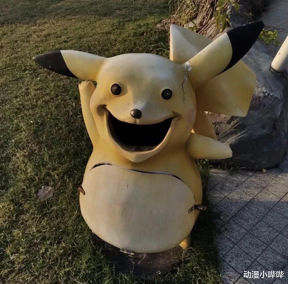 皮卡丘|动漫雕像“毁童年”，躲过了阴间皮卡丘，看到哆啦A梦，太辣眼！