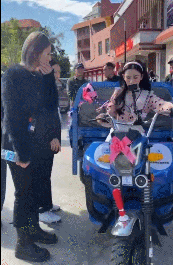房姐地产观 开心麻花团综路透：沈腾开三轮车搞怪接地气，宋祖儿复古穿搭吸睛