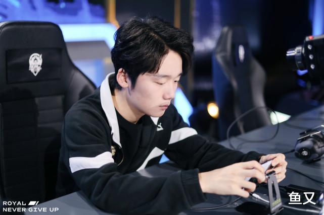 RNG|RNGM无缘季后赛，六点六眼含泪光：肯定会沮丧的，要休息很久了