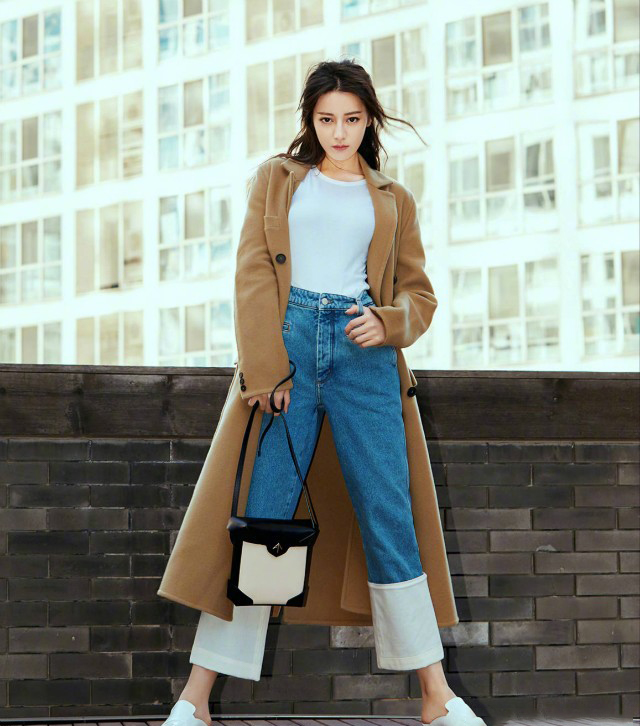 混搭时尚Anna “马丁靴”过时了，今年秋季流行“乐福鞋”，配风衣穿时髦显气质