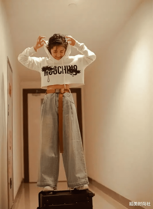 美甲|张子枫素颜上综艺，卷毛配娃娃领衬衫太清新，体态变好少女感满分