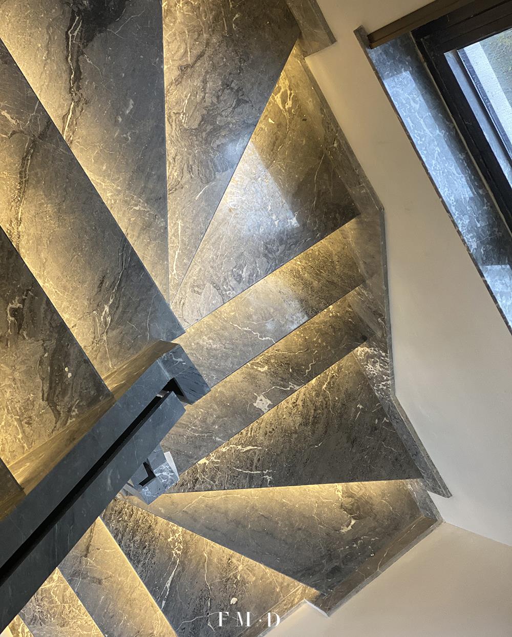 设计师|水泥楼梯嫌土也不要敲,不吝啬给出4套装修方案,有品位有颜值