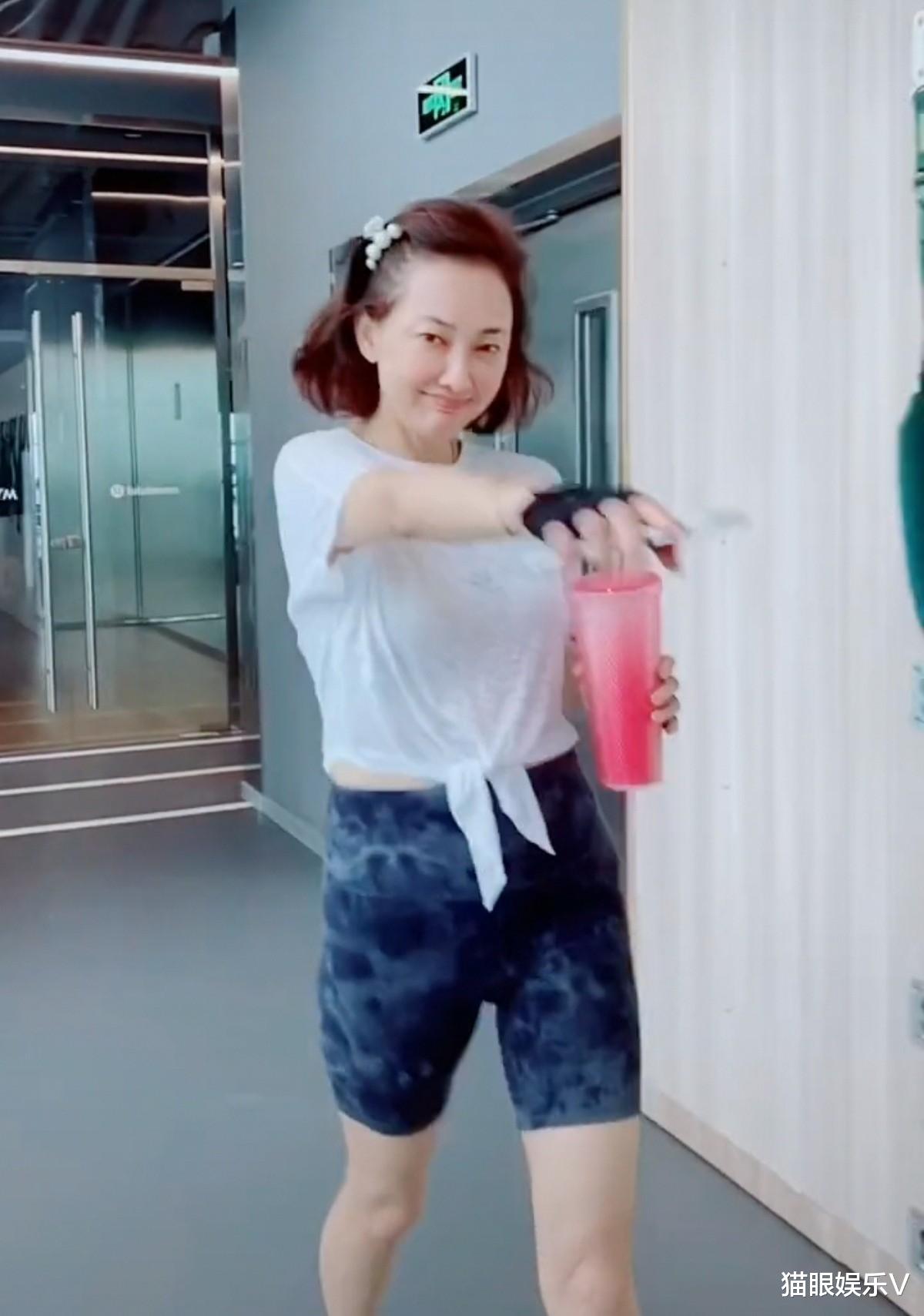 牛莉|48岁牛莉晒健身照，大长腿吸睛马甲线消失，素颜憔悴发际线太高