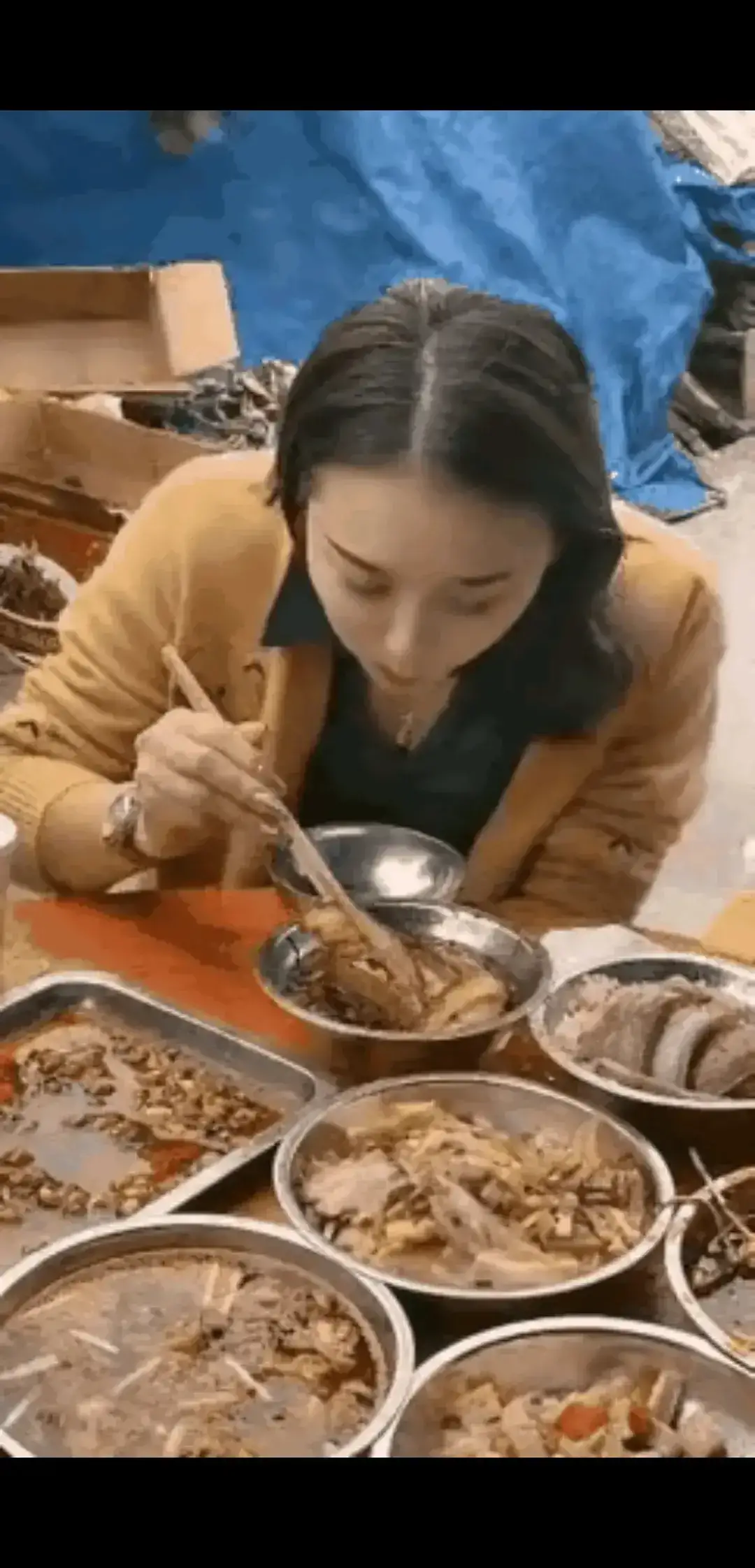 近日，在农村宴上一女子吃烧白肉吃出气质