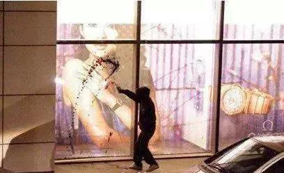 花影爱花 章子怡沙滩脱掉自己泳衣与富豪热吻,和导演深夜讨论剧本