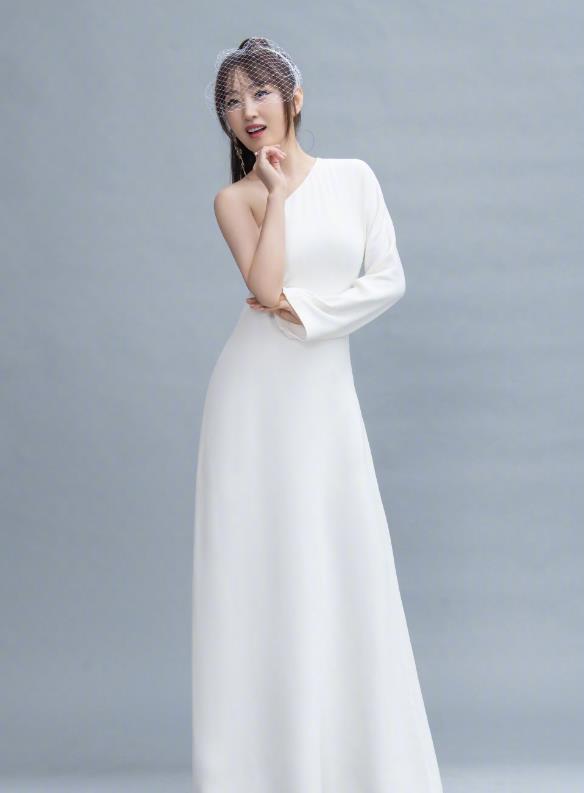 杨钰莹|杨钰莹哪算是50岁老阿姨?当她穿起少女装后,连18岁都不到