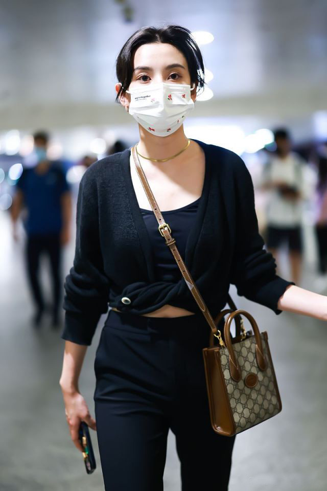 全球时尚风行|宋祖儿终于摆脱“小张柏芝”！穿奶奶衫不显老气，露出了小蛮腰太抢镜