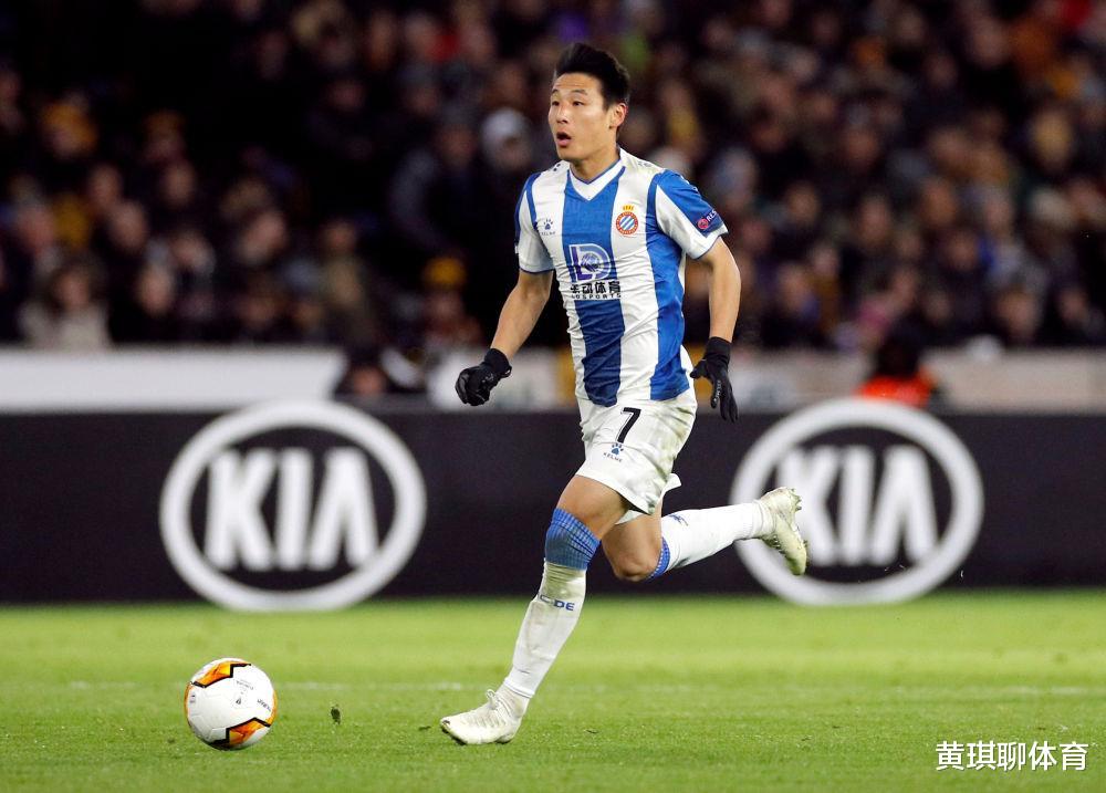 武磊|地位一落千丈！武磊打替补被对方队员围攻，却无队友上前帮忙