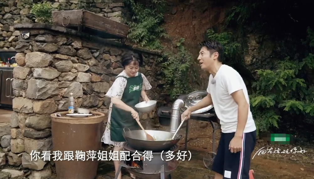 傅晶|62岁倪萍节目拿菜刀炒菜！翻炒娴熟一脸淡定，朱广权站旁边好惊讶