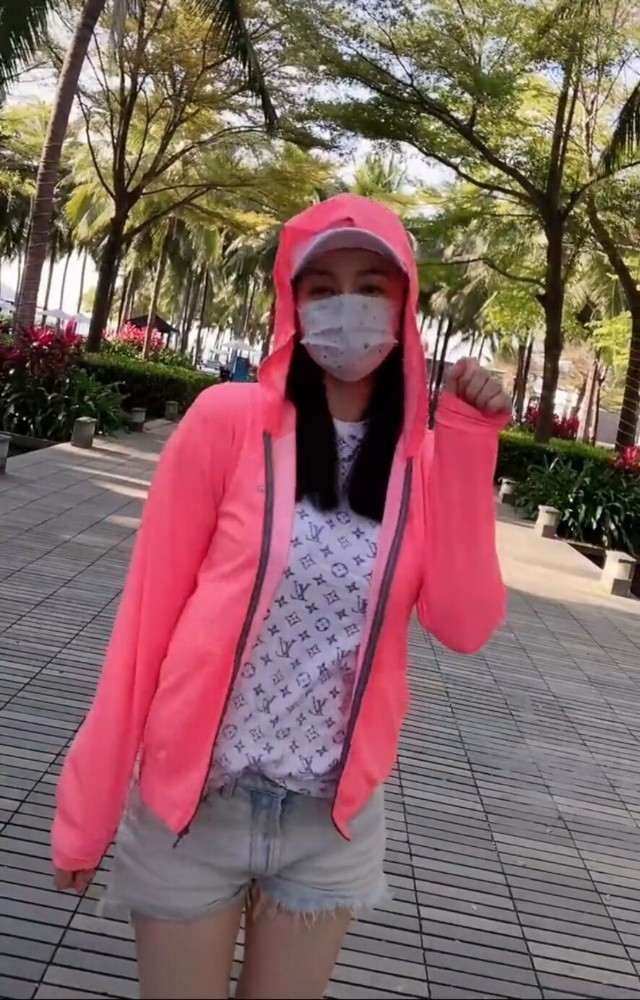 关婷娜|关婷娜穿牛仔辣裤扭网红舞,昔日丰腴身材已不复,醉心事业不恨嫁