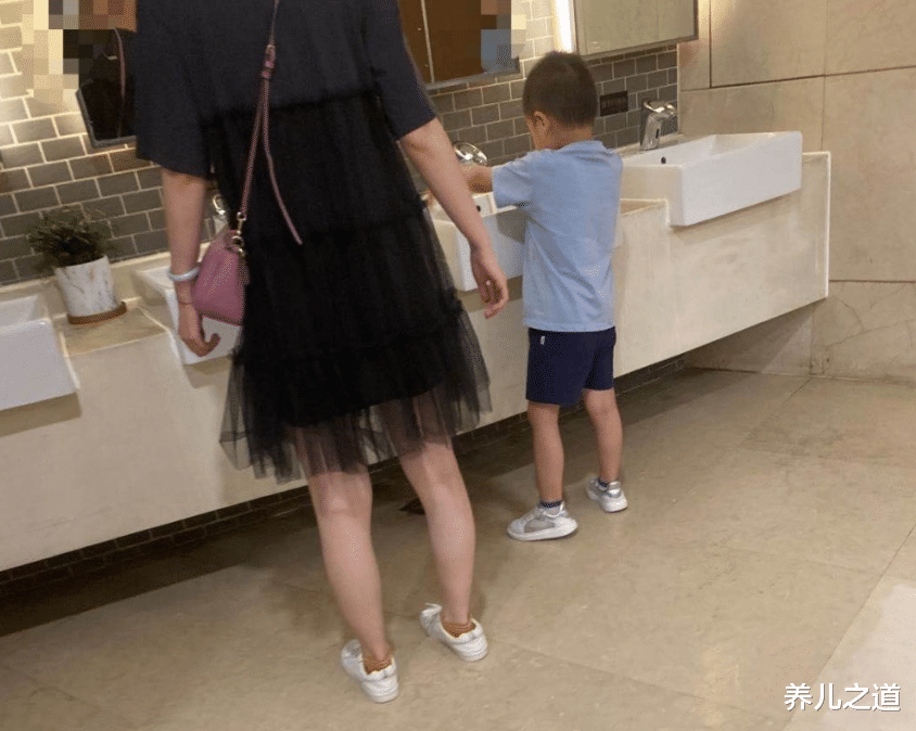 养儿之道|妈妈不避讳当娃面换衣服,这一氛围下长大的孩子,后来怎么样了?