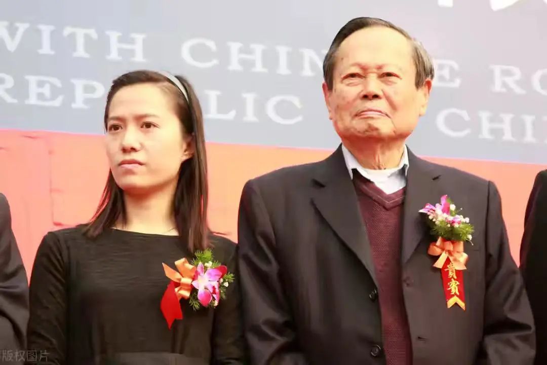 翁帆|99岁杨振宁拄拐杖现身清华，精神抖擞状态佳，翁帆眼神满是爱意