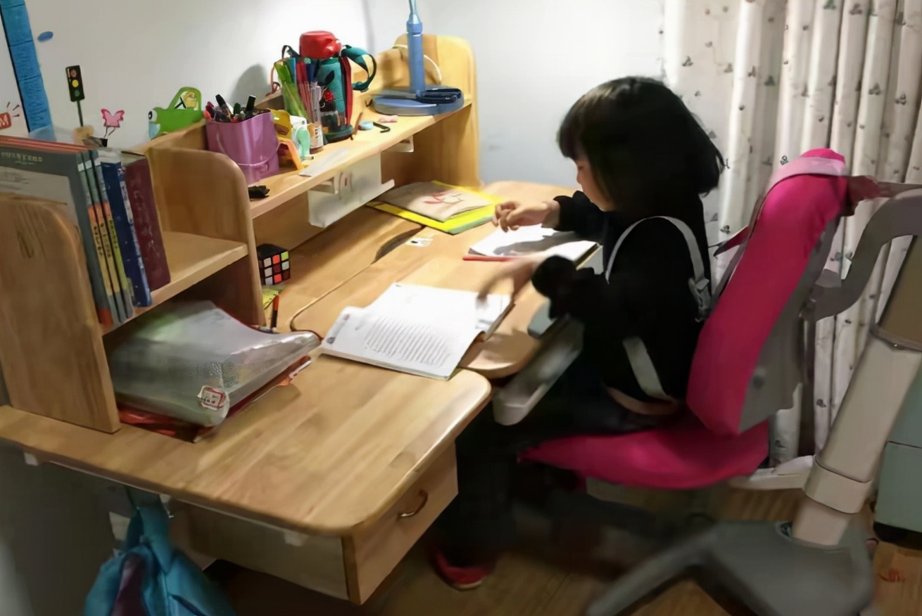 糖果的妈妈|女孩用“高难度姿势”看书，网友看着别扭，却很想拥有这样的孩子