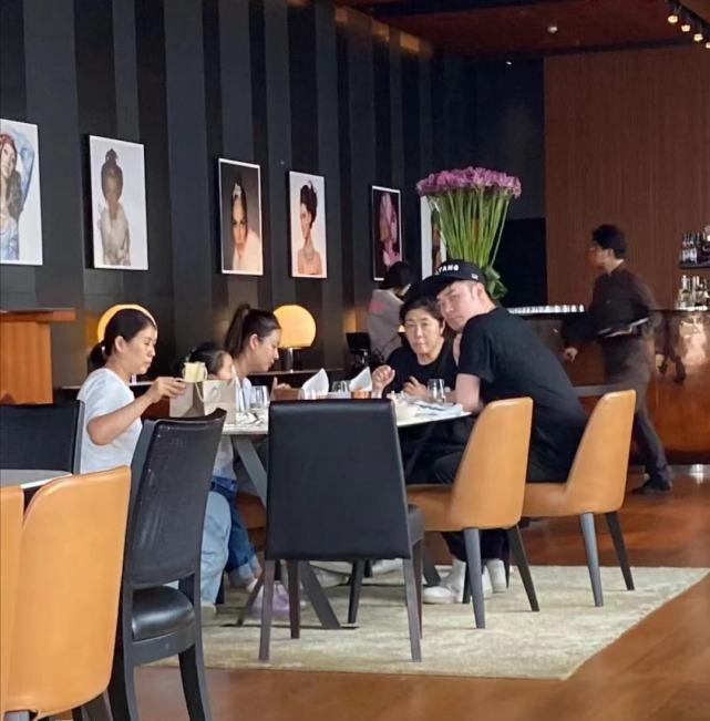 面朝黄土 陈赫带家人聚餐，被路人拍到后一脸不高兴