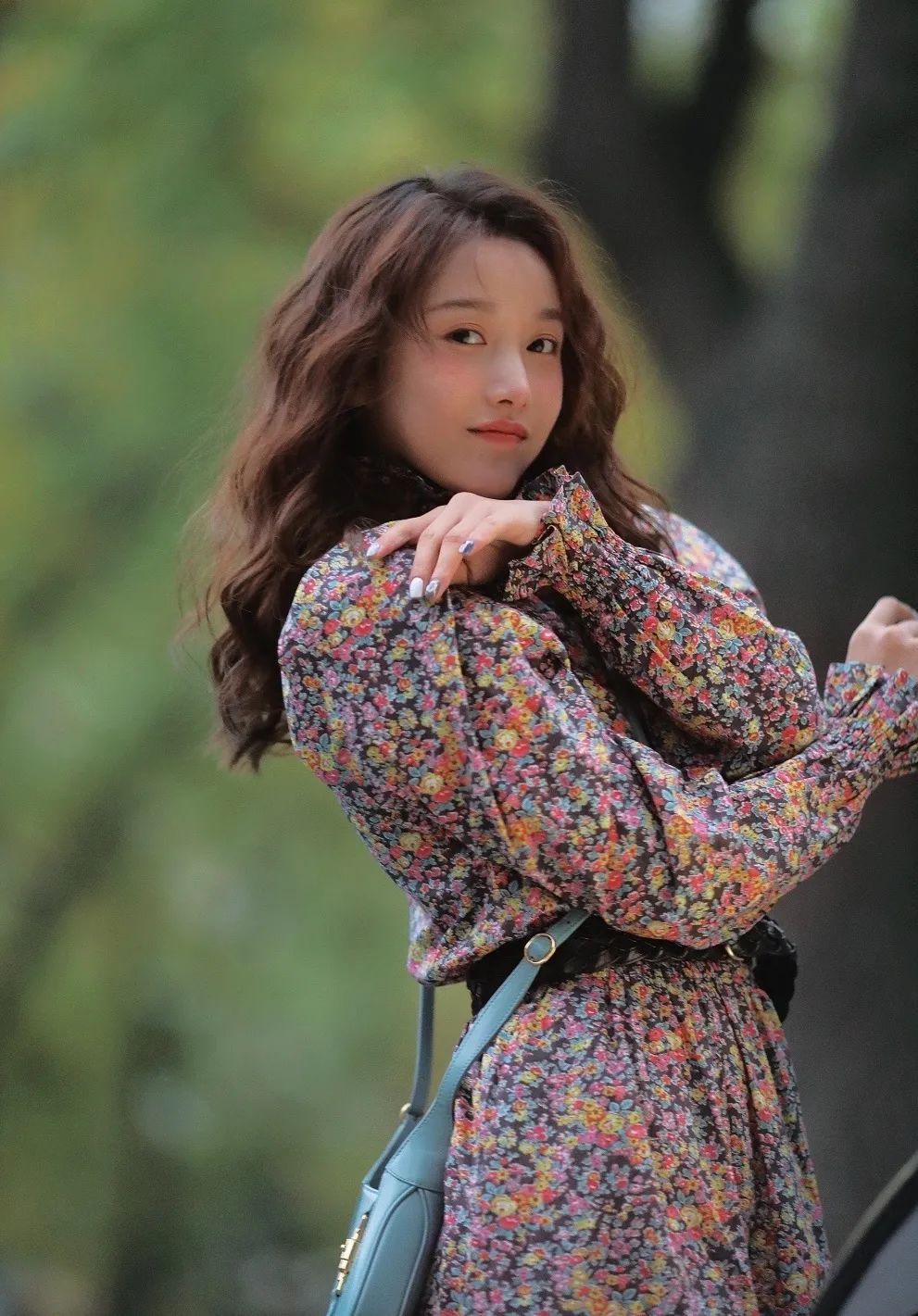 腮红|喝了假酒的Jennie竟穿肚兜上台?讲真,有被她的屁桃红炸到