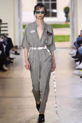 时尚风行派|职场风穿搭光有严肃感怎么够!跟董卿学挑选单品技巧,轻松变女神