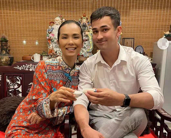 韦唯|57岁韦唯携混血儿子庆新年，素颜出镜似冻龄，家中豪宅尽显奢华