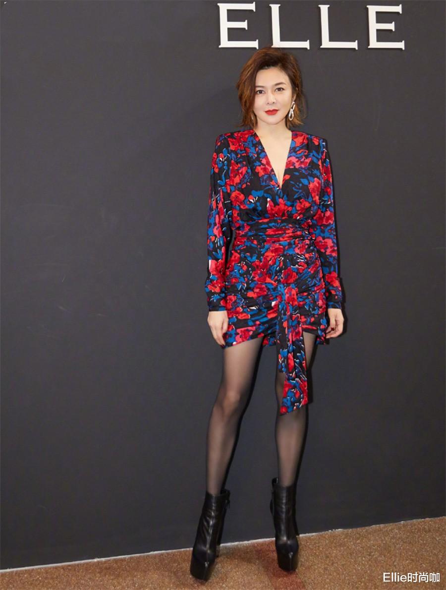 Ellie时尚咖|关之琳快60了还赶时髦，穿印花裙配丝袜，气质不输当红女星