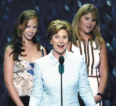 乔治·沃克·布什|1977年小布什到奥尼尔家中吃烧烤，对劳拉一见钟情，44年互相成就