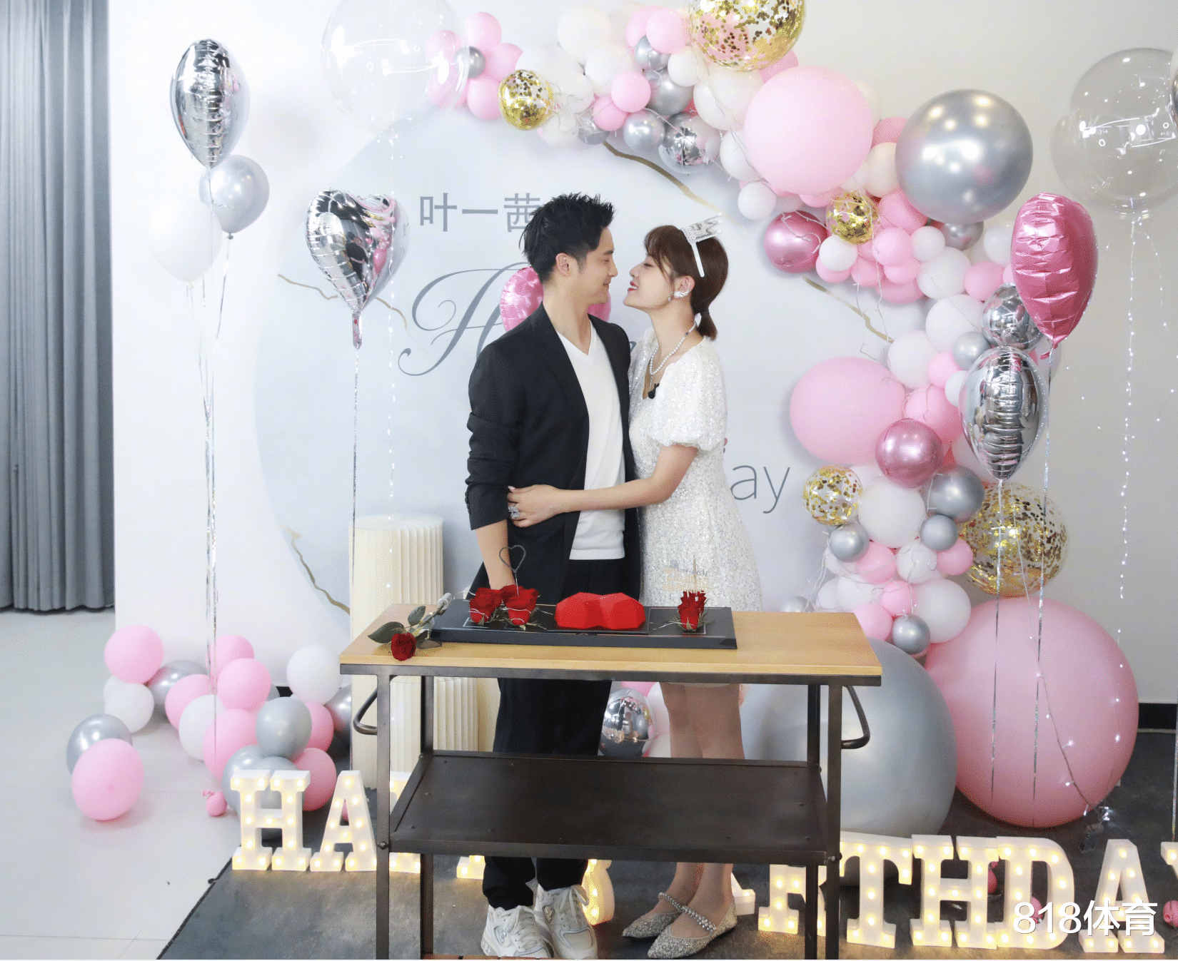 田亮|齁甜! 田亮为爱妻叶一茜庆生, 夹一筷子长寿面喂她吃, 怕烫先吹几口