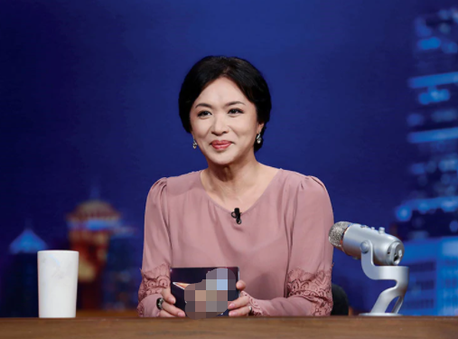 金星|金星携全家庆新年，与二婚老公甜蜜依偎，18岁儿子罕曝光五官英气