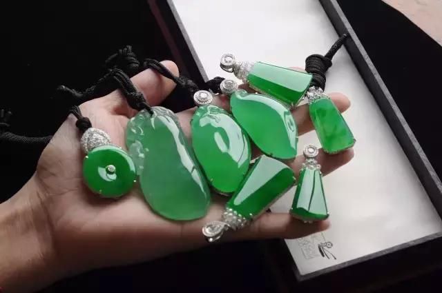 翡翠|浅谈翡翠的“雕花”与“素身”，这是不一样的魅力