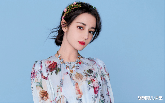 迪丽热巴|迪丽热巴“走哪捂哪”太做作？看到她的生活照，就明白了