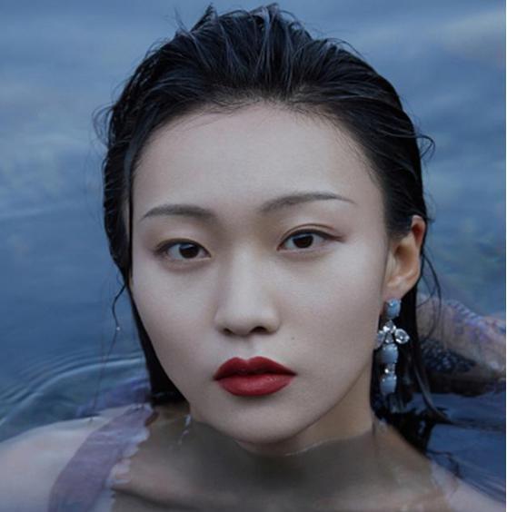 明星素颜|有种“颜值反差”叫邵雨轩，素颜照被嘲土气，变装后美艳动人