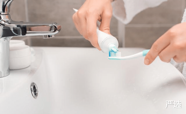严选 刷牙前，牙膏要不要“沾水”，学会正确刷牙，带你远离牙黄口臭