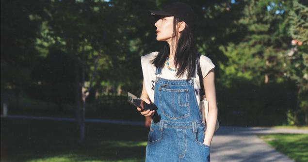 迪丽热巴|迪丽热巴日常私服逛公园，比起直筒背带裤，脚上鞋子更加引人关注