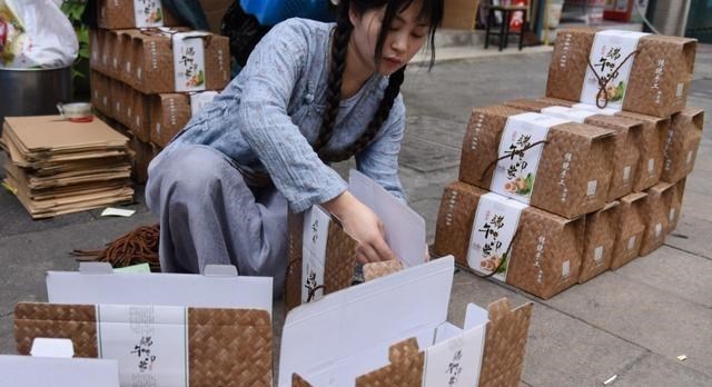 特色美食集合 杭州这家粽子店火了,老板娘长得好粽子包得还快,一天卖出几千个