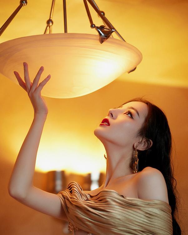 迪丽热巴|迪丽热巴有多自信？把10厘米围脖当上衣，却被“人鱼腰”请抢镜