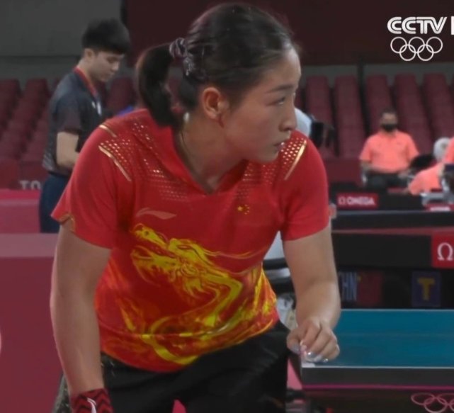 |金牌得主带火美甲!杨倩涂珍珠美甲好可爱,刘诗雯蓝色美甲成焦点