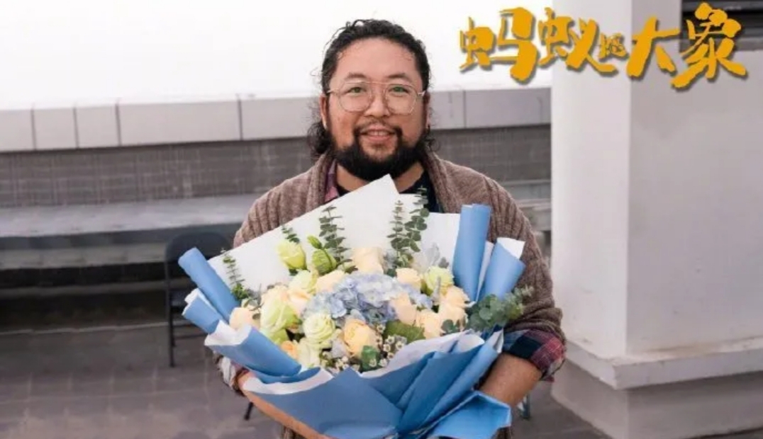 小沈阳|小沈阳新电影《蚂蚁撼大象》杀青,与郭涛修睿合演,女主年轻漂亮