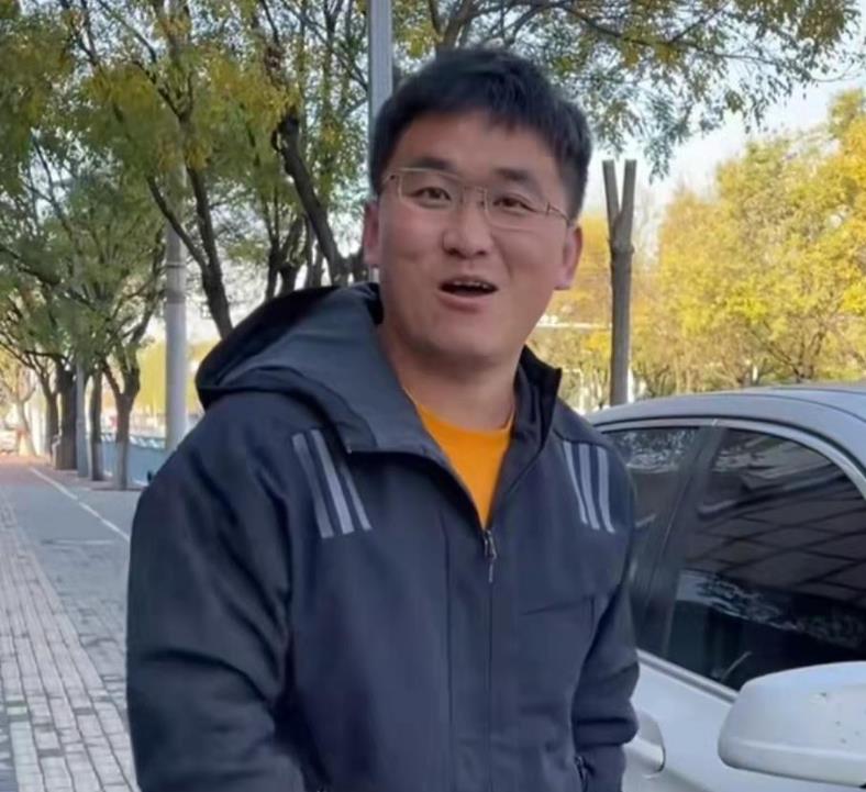 姜涛|姜涛小羽毛楼梯间接吻被拍，女徒弟当晚离开姜家大院，泪洒直播间