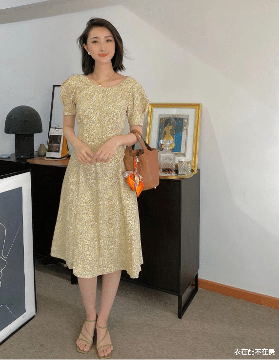 衣在配不在贵|秋瓷炫不止有韩式女主脸,气质也开挂,穿简单的纯色裙也优雅高级