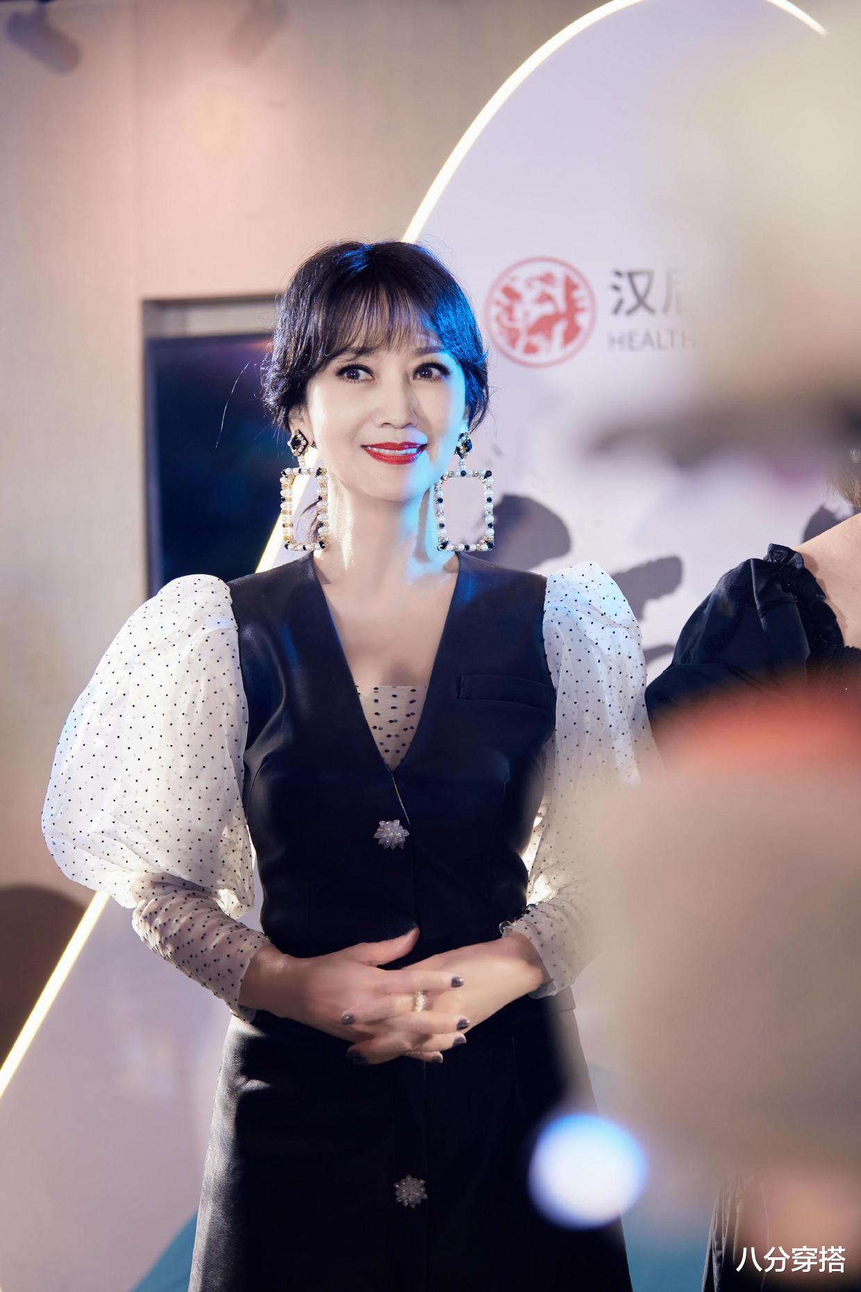 八分穿搭|赵雅芝才是“奶奶圈顶流”,穿白色连衣裙成熟优雅,身段不输少女