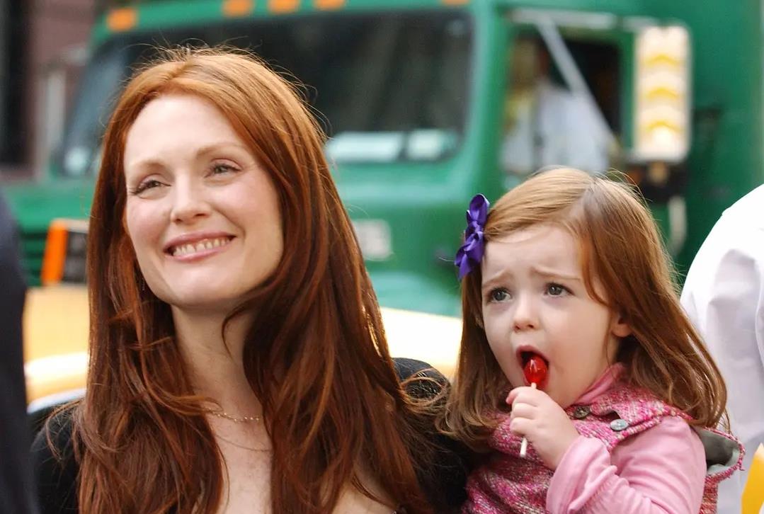 朱丽安·摩尔|朱丽安·摩尔18岁女儿真美，金发碧眼身高175厘米，小时候粉雕玉琢