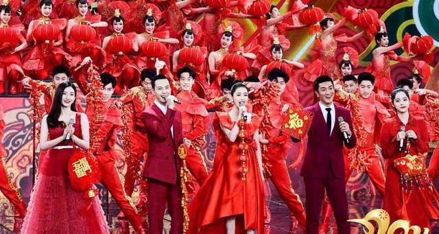 郑爽|央视春晚：江疏影仙气，关晓彤俏皮，陈伟霆松弛，王一博燃炸全场