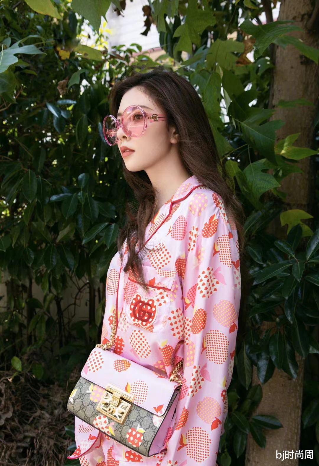 bj时尚周|睡衣也可以穿出时尚感,学宋妍霏搭配斜挎包+墨镜,超炫酷