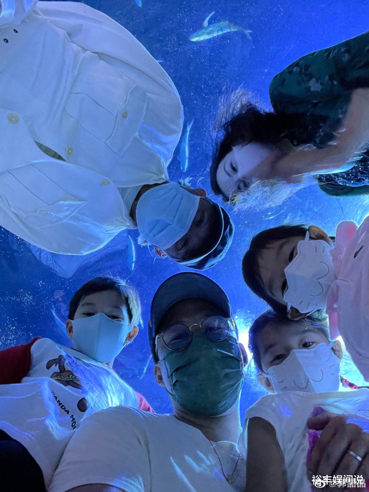 许仙|霍启刚女儿第一次登台表演，娇俏打扮似足郭晶晶，完全不怕出丑