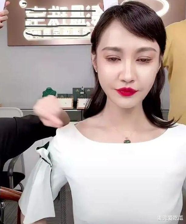 杨雪|43岁杨雪直播人气低迷？带货商品不超百元，表情管理失败撞脸baby