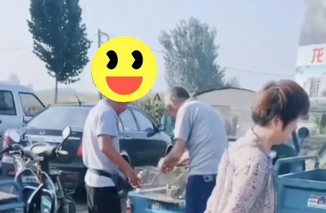 小歪歪说 山东大爷在集市“霸道”买鸽子,扔下8元转身就走,不卖还不行