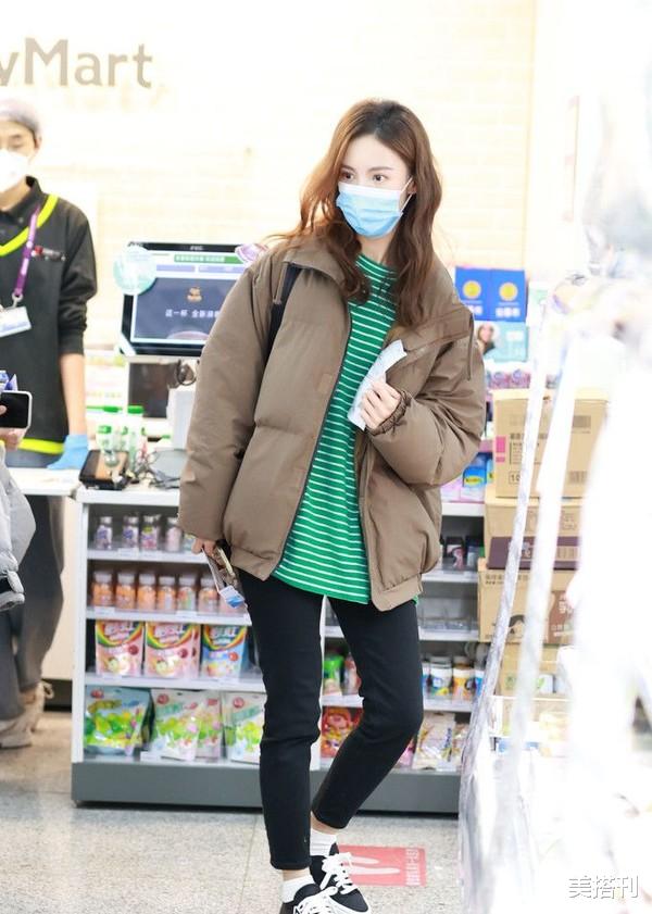 金晨|金晨真任性，不惧严寒内搭打结穿，露出纤细蛮腰“美丽冻人”