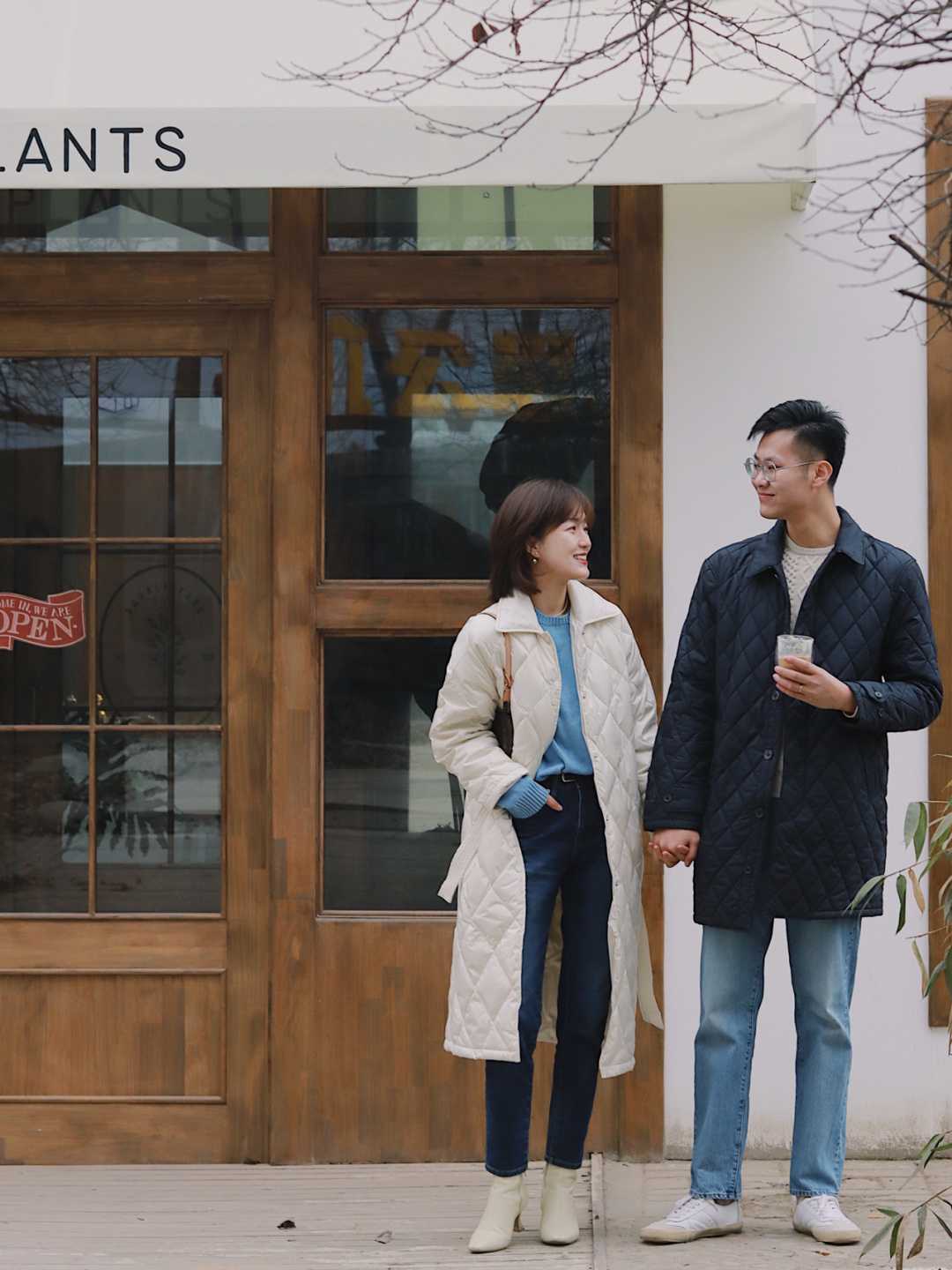 何有强 天穿衣一定要“保暖至上”，用牛仔裤搭这三件上衣，保暖又优雅